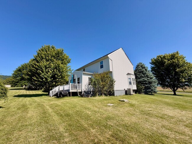 Building Photo - Large 5 Bedroom Home with Yard