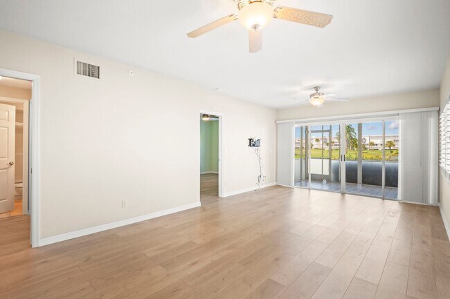 Building Photo - Stunning 2 beds 2 baths condo with lake vi...