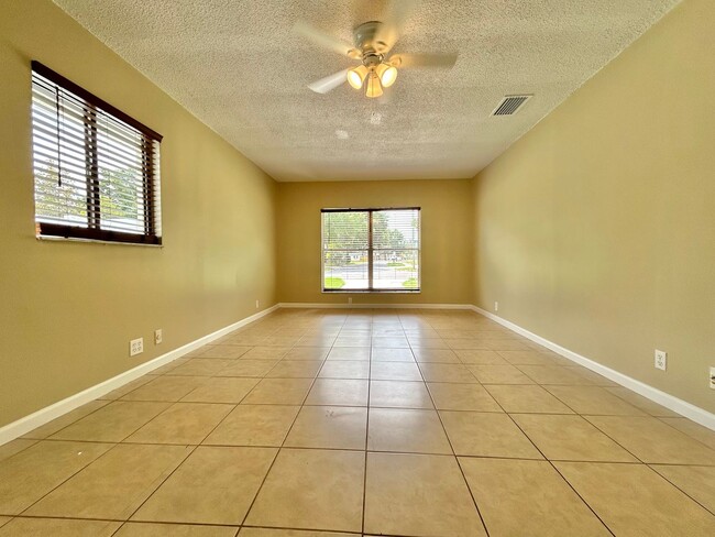 Building Photo - Stylishly upgraded 4Bedrooms/2Baths home i...