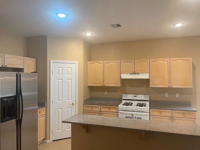 Building Photo - Gorgeous Rhodes Ranch Country Club home in Guard Gated Community!