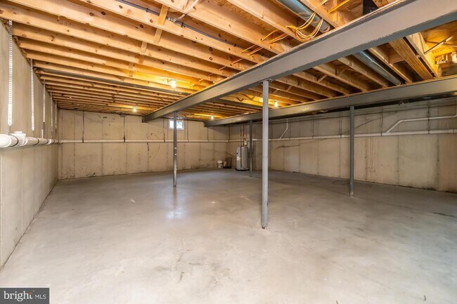 Building Photo - 411 James St