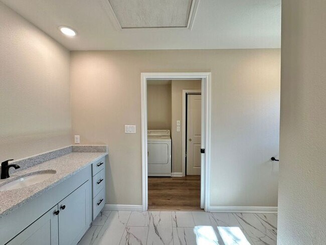 Building Photo - Available Now! Stunning 1 Bedroom 1 Bath New Construction Single Family House!