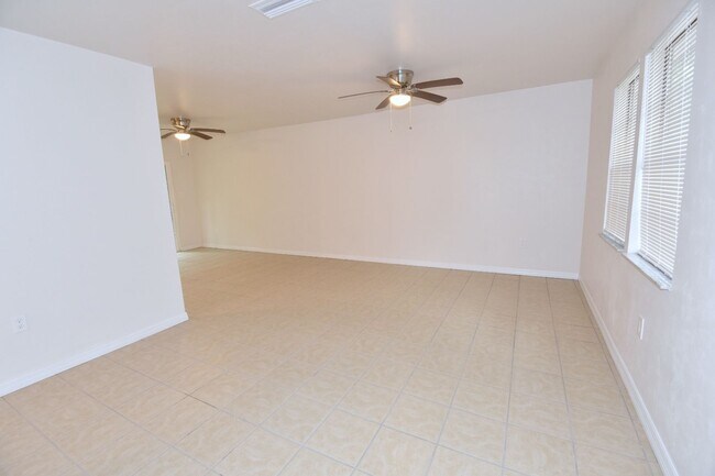 Building Photo - Charming 3/1 House