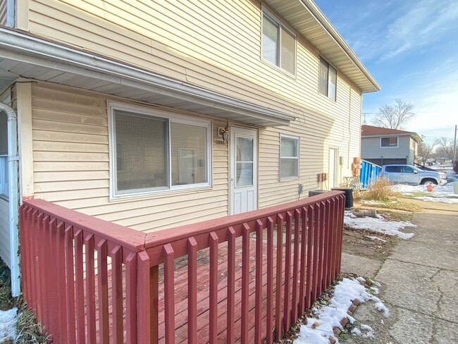 Building Photo - 2 Bedroom Townhome