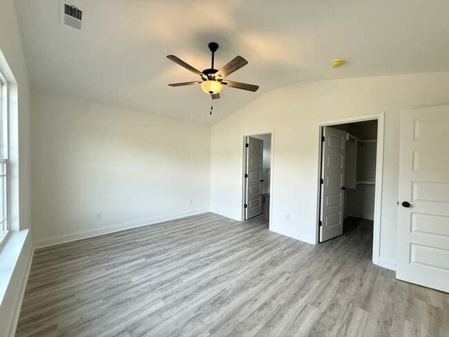 Building Photo - 2102 Melanie Dr