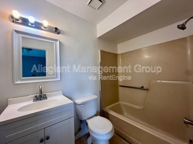 Building Photo - 624 Royalty Ct