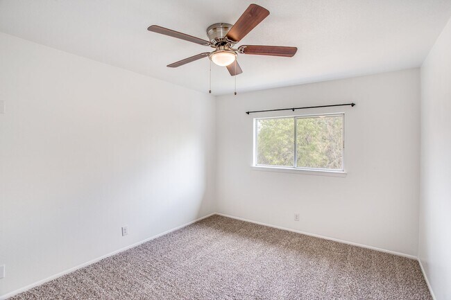 Building Photo - 3 Bedroom/2.5 Bathroom Hunters Chase Subdivision