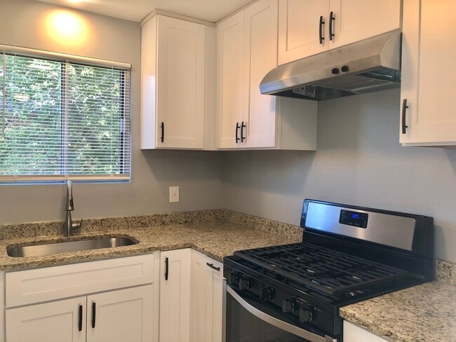 Building Photo - 624 W 65th St