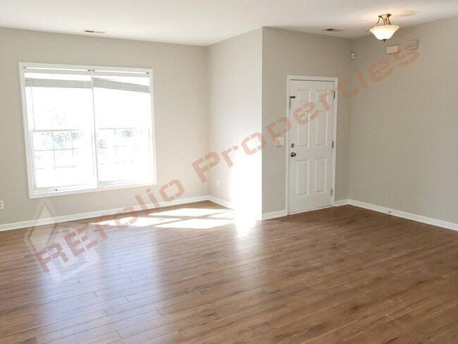 Building Photo - Lovely 4 Bedroom, 2.5 Bath Single-Family H...