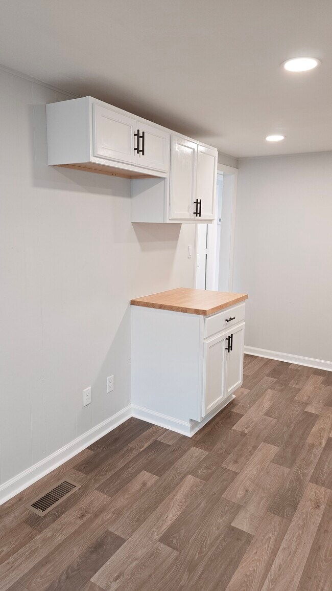 Building Photo - 64 Spruce St