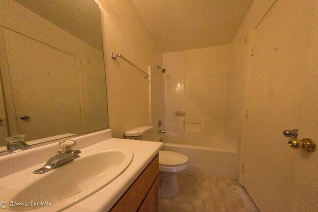 Building Photo - Summerlin area upper condo/vaulted ceiling...