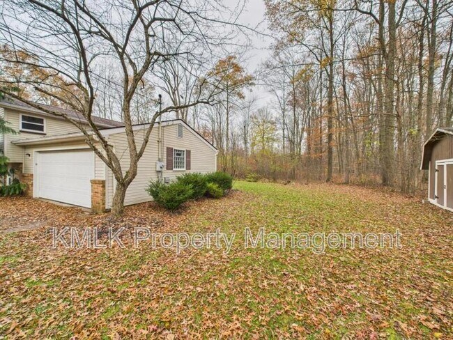 Building Photo - 874 Pleasant St