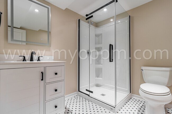 Building Photo - Pristine 4 Bedroom / 2 Bathroom Home | Wes...