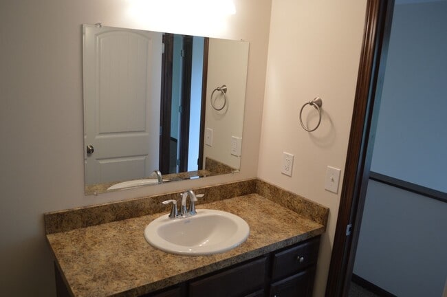 Building Photo - 585 Birch Hill Dr
