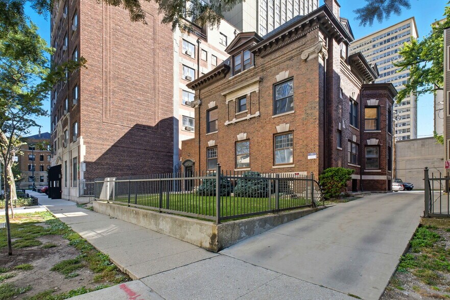 Building Photo - 3939 N Pine Grove Ave