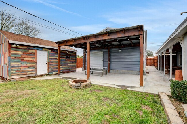 Building Photo - UNIQUE SINGLE FAMILY HOME! - No HOA, Car Lift, RV Parking and Nice Backyard