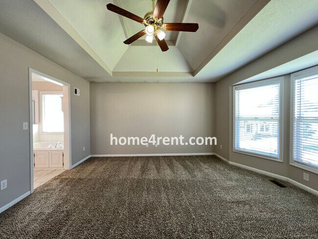 Building Photo - Wonderful Northland Home w/ Hardwood Floors and Plenty of Space!!