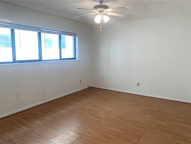 Building Photo - 3809 N Braeswood Blvd