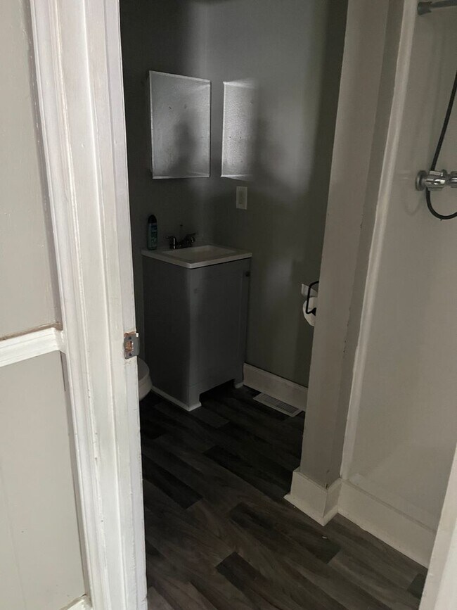 Building Photo - SPACIOUS 3/2 HOUSE!