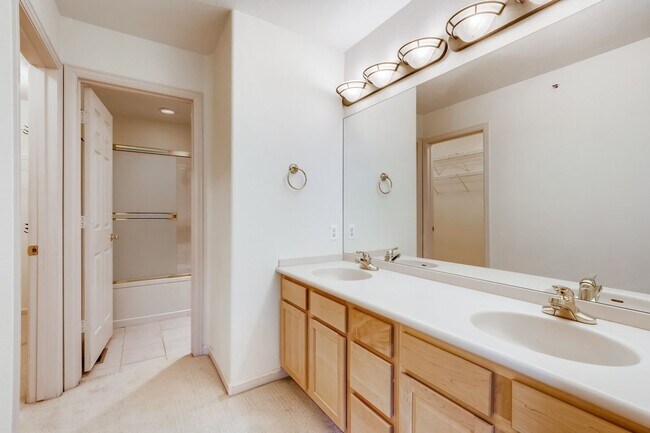 Building Photo - 1 MONTH FREE! Spacious & Light Filled 2-Be...
