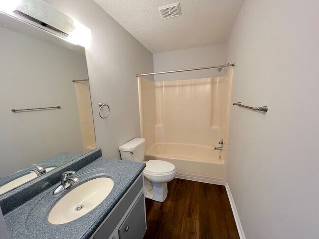 Building Photo - 3 BED | 2 BATH | SCREENED IN SUNROOM | SOUTHSIDE/VERNONBURG