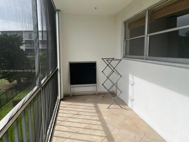Building Photo - 950 Hillcrest Dr