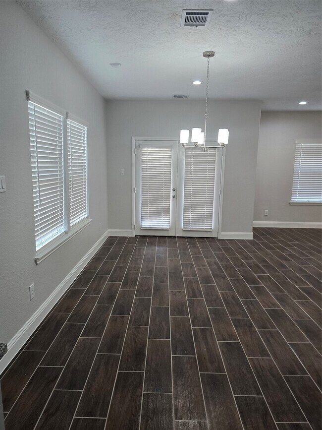 Building Photo - 213 E Adoue Ave