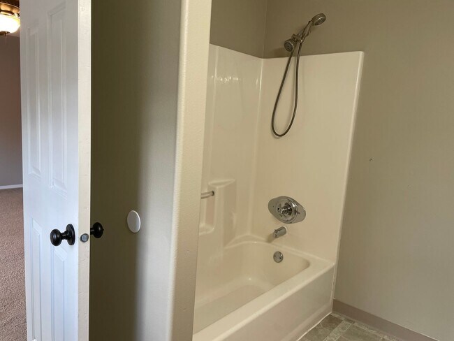 Building Photo - HALF MONTH FREE OF RENT Spacious 5 Bedroom Home! Granite Counters! Pet friendly! Tons of Room for...