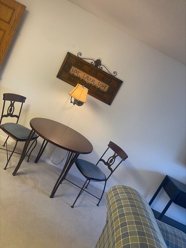 Building Photo - One bedroom one bathroom unit in Highland Estates with all utilities included!