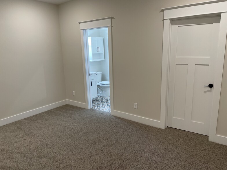 Bedroom/Bathroom #2 - 516 Phoenix St