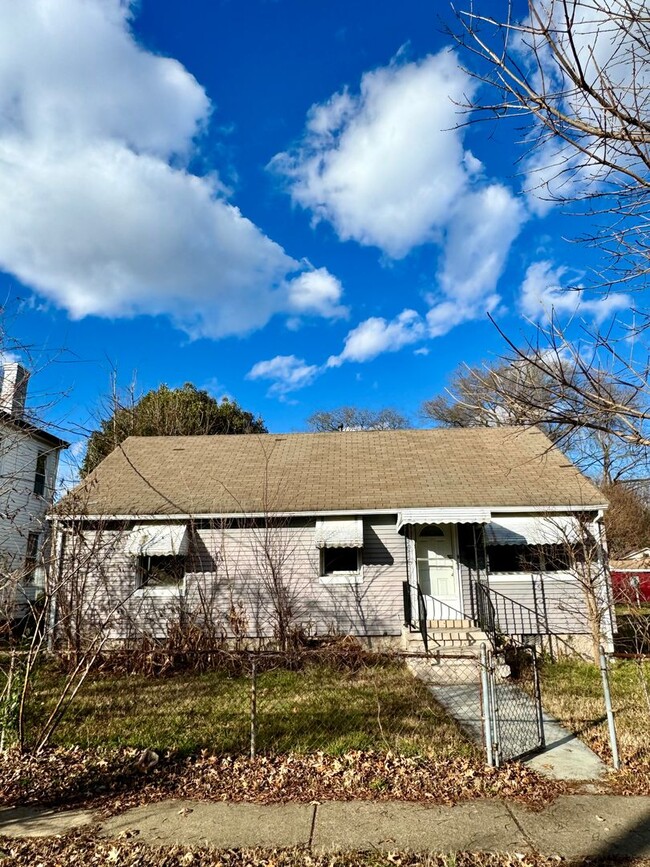 Building Photo - 3 Bed 1 Bathroom House with yard in Church...