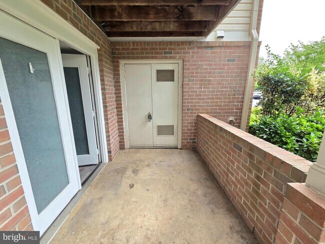 Building Photo - 9720 Lake Point Ct