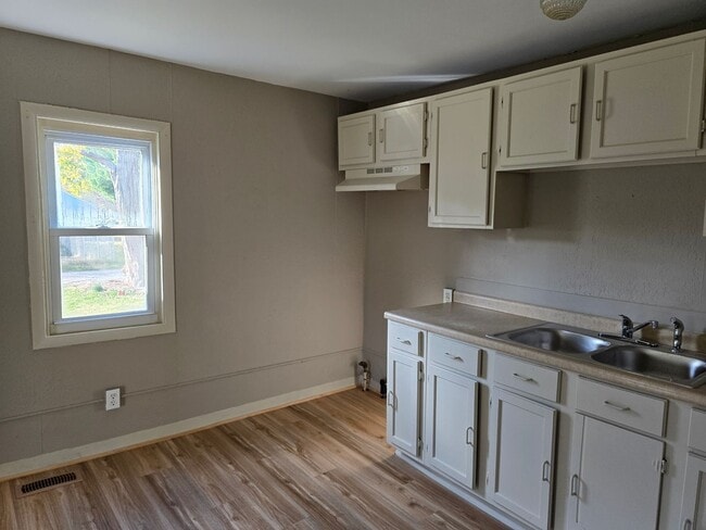 Building Photo - Freshly remodeled 3 bedroom!
