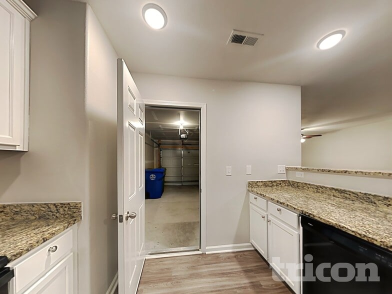 Building Photo - 1008 River Crest Ct