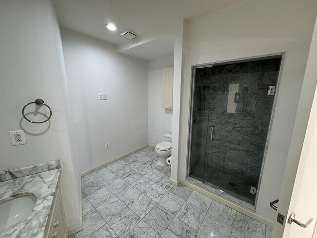 Building Photo - Large 1-bed 1-bath Condo at Metro Club