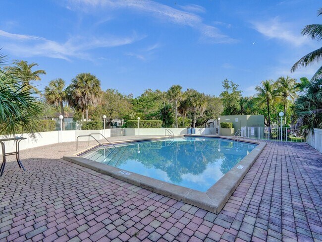 Building Photo - Renovated & Updated 2 Bed/2 Bath Condo with Patio – Prime Springcrest Location!