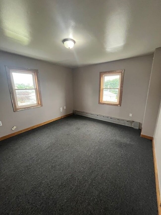 Building Photo - 3 bedroom 1.5 bathroom