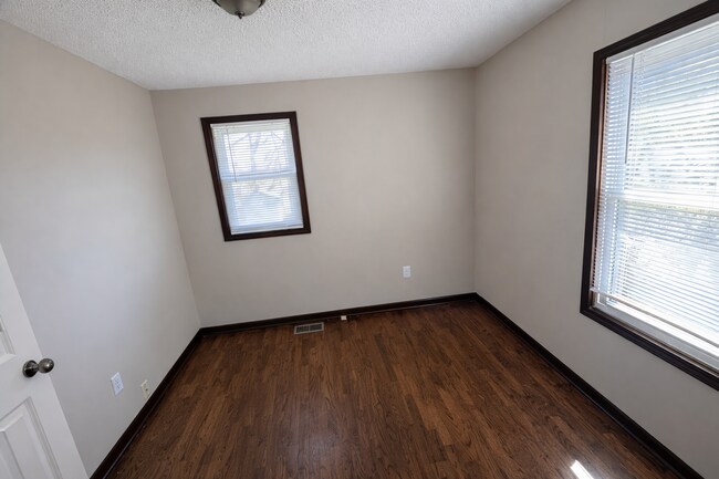 Building Photo - Super Cute Home