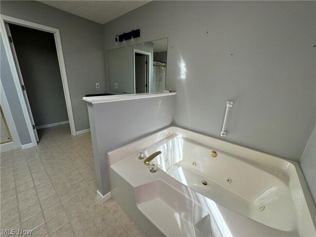 Building Photo - 242 Ravenshollow Dr