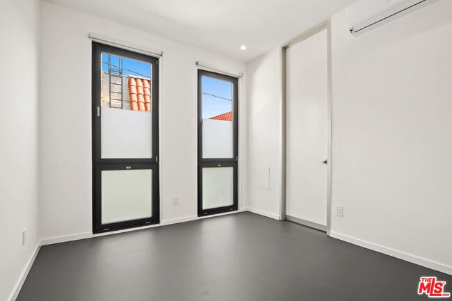 Building Photo - 4262 Lincoln Ave