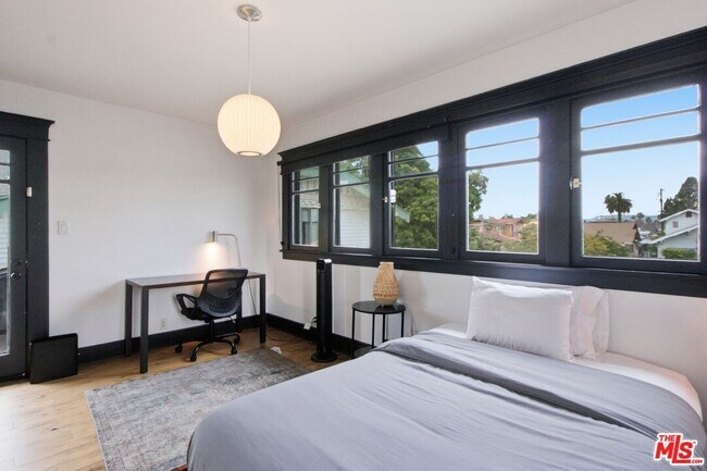 Building Photo - 1548 W 48th St