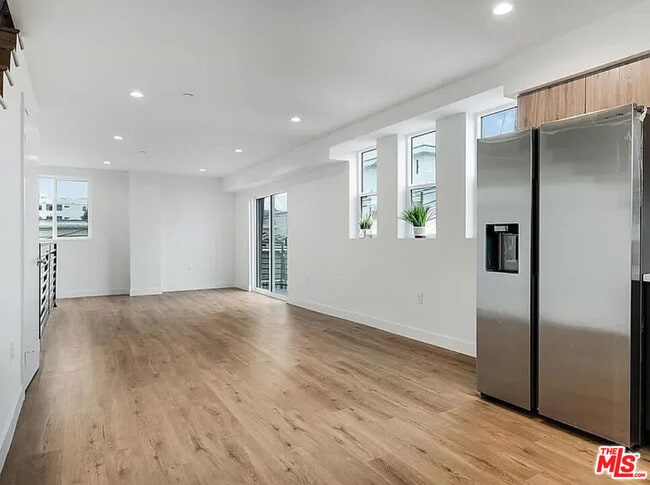 Building Photo - 334 Alexandria Ave