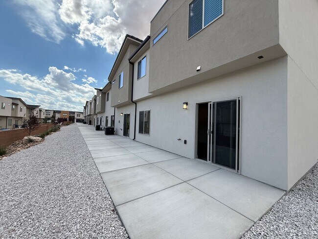Building Photo - Brand New Townhome