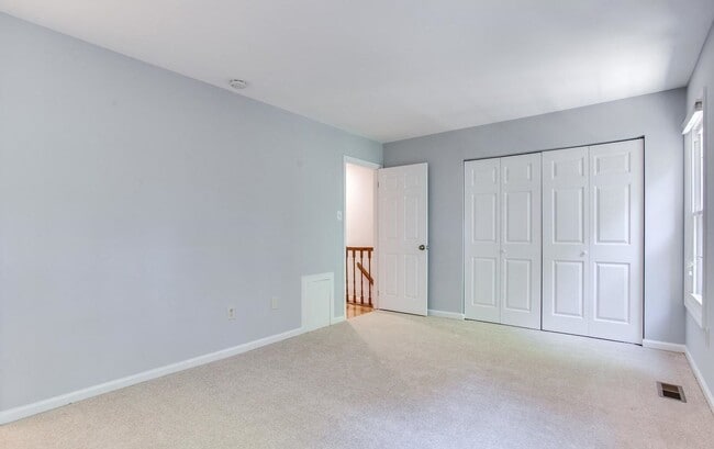 Building Photo - Gorgeous and fully updated 3BR 3.5BA 3 lev...