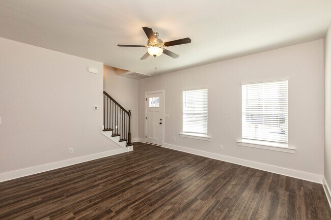 Building Photo - Spacious 3 Bedroom Home with Primary Suite on Main Level