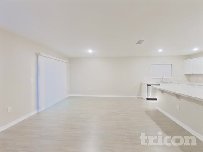 Building Photo - 1725 Garden View St