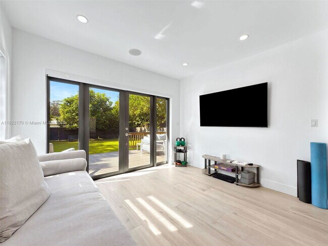 Building Photo - 130 SW 25th Rd