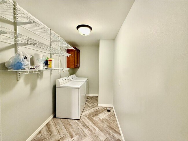 Building Photo - 305 Meadows Ct