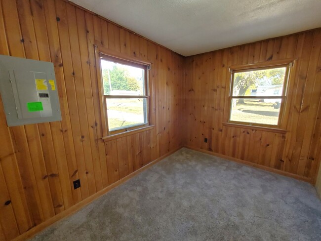 Building Photo - For Rent- Beautiful home in Evansdale! Pet...