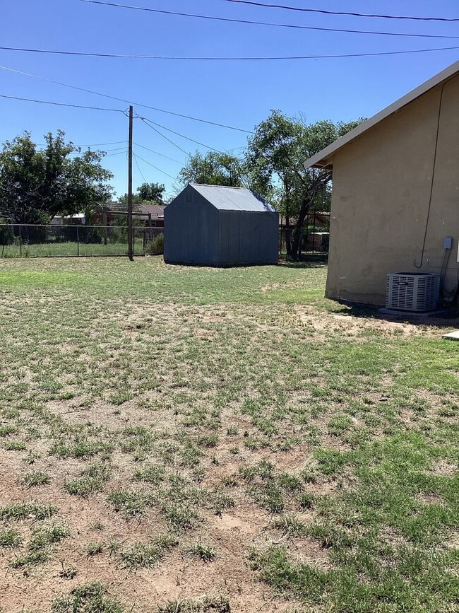Building Photo - Charming 2 Bed 1 Bath Home Located in Portales!  Small Dogs and/or Cats Upon Approval!